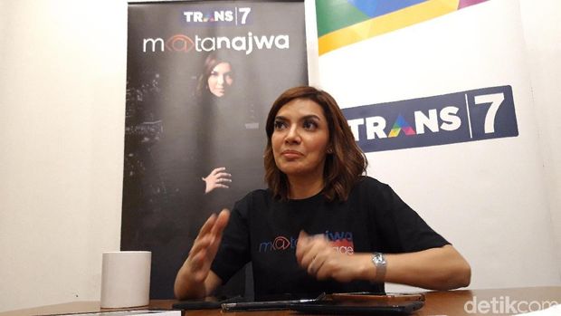 Warga antre menukarkan tiket
