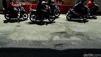 Hingga kini kondisi jalan masih dibiarkan rusak dan belum ada perbaikan dari petugas terkait.