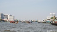 Naik perahu wisata, cobalah ke Sungai Chao Phraya. Traveler bisa menikmati sungai khas Thailand dengan pemandangan ibukota (Shinta/detikcom)