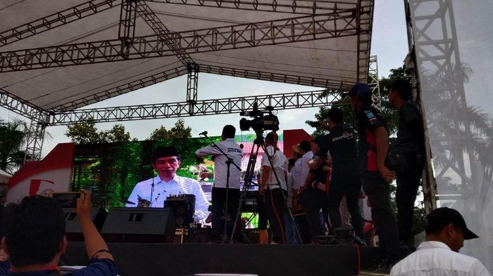 Jokowi Kirim Video Sapa Relawan Kendari: Teembe Kabaramiu