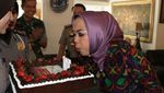 Jajan Mie Ayam dan Rujak Bebeg ala Bupati Karawang Cellica Nurrachadiana