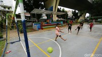 Bermain futsal banyak diminati oleh anak-anak.