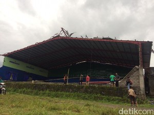 Barak Pengungsian di Sleman Rusak Diterpa Hujan Es dan Angin
