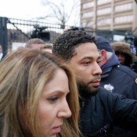 Pernyataan pihak kepolisian itu kini dibantah Jussie Smollett yang terancam penjara karena kebohongannya tersebut. Meskipun pihak kepolisian sudah menangkap dua pria yang terlibat dalam rekayasa pemukulan itu dan mereka sudah mengakui perbuataannya, Jussie bersikukuh dirinya adalah korban. Sebagai korban dari kejahatan karena kebencian yang sebenarnya sudah bekerjasama untuk investigasi polisi, Jussie Smollett marah dan kecewa dengan laporan pihak kepolisian baru-baru ini bahwa pelaku adalah individu yang dikenalnya. Dia sekarang menjadi korban dari klaim pelaku bahwa Jussie adalah otak penyerangan terhadap dirinya sendiri, demikian pernyataan Jussie melalui pengacaranya Todd Pugh dan Victor Henderson. Foto: Getty Images