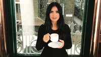 Ini gaya Salma Hayek saat menikmati capuchino di London. Cantik dan awet muda (salmahayek/Instagram)