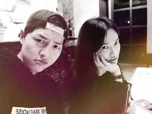 Akan Bercerai, Ini 5 Momen Kencan Diam-Diam Song Song Couple di Restoran