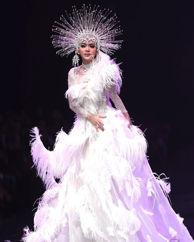 Gaun ekstravagan lainnya yang pernah dipakai Syahrini. Kembali Eddy Betty memberikan detail bulu yang unik nan mewah. Foto: Instagram @princessyahrini