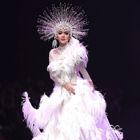 Gaun ekstravagan lainnya yang pernah dipakai Syahrini. Kembali Eddy Betty memberikan detail bulu yang unik nan mewah. Foto: Instagram @princessyahrini