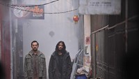 Dalam film tersebut digambarkan keadaan negara yang hancur dan rakyat yang sengsara. Dok. MD Pictures