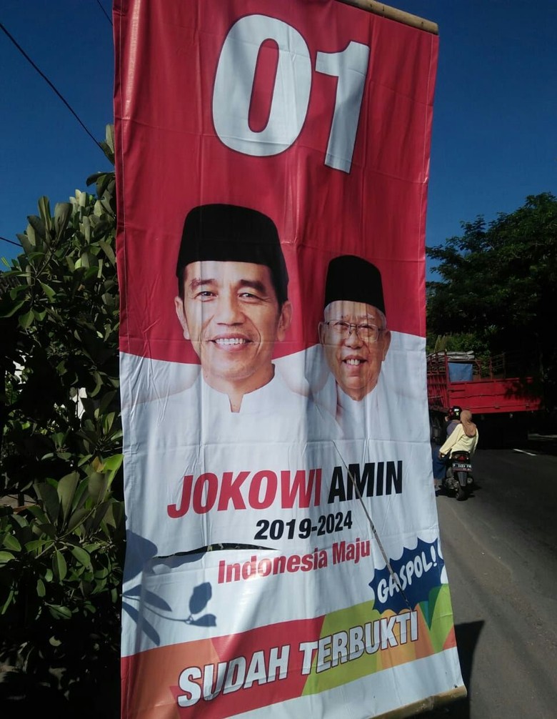 Puluhan Banner Jokowi-Maruf di Situbondo Dirusak Puluhan Banner Jokowi-Maruf di Situbondo Dirusak