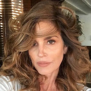 Cindy Crawford Menolak Dipuji Awet Muda: Saya Wanita Usia 50-an Cindy Crawford Menolak Dipuji Awet Muda: Saya Wanita Usia 50-an