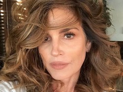 Cindy Crawford 10 Tahun Idap Kondisi Kesehatan yang Bikin Kelopak Mata Turun