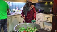 Dalam akun YouTube Tutut Soeharto, terlihat sedang memasak ayam daun so alias daun melinjo. enak dimakan dengan nasi hangat.  Foto: YouTube Tutut Soeharto