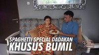 Duh, Ruben rela masak seporsi fettucine untuk Sarwendah. Sebab dilihat dari bentuknya, mie pasta yang ia gunakan berbentuk lebar dan pipih. Hal itu ia bagikan lewat channel YouTubenya. Foto: YouTube The Onsu Family