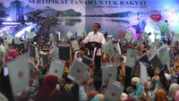 Sedikitnya Presiden membagikan 3000 sertifikat tanah kepada warga di bilangan Selatan Jakarta.