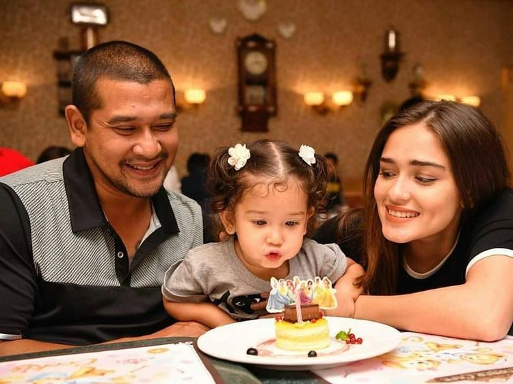 Pose Menggemaskan Seraphina Rose, Putri Yasmin Wildblood Saat Makan