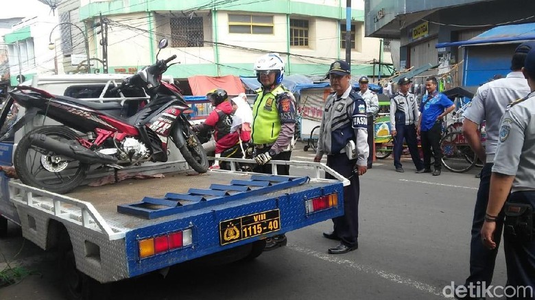 Polisi Angkut Paksa Kendaraan yang Parkir Liar di Garut Kota Polisi Angkut Paksa Kendaraan yang Parkir Liar di Garut Kota