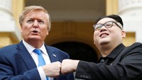 Donald Trump dan Kim Jong Un gadungan ini sukses mencuri perhatian. REUTERS/Jorge Silva.