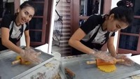 Mengenakan celemek hitam, Ayu Ting Ting terlihat serius membuat kue kering. Ia memipihkan dan mencetak adonan kue kering buatannya. Foto: Instagram ayutingting92  