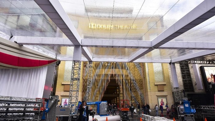 HOLLYWOOD, CALIFORNIA - FEBRUARY 20: Costumed characters walk around the preparations for the 91st Annual Academy Awards at Dolby Theatre on February 20, 2019 in Hollywood, California. (Photo by Rodin Eckenroth/Getty Images)