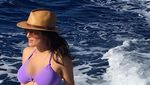 Foto: Gaya Liburan Salma Hayek yang Tetap Cantik dan Seksi