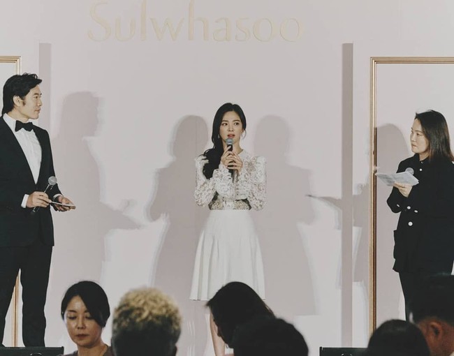 Saat acara Sulwhasoo di Singapura, Kamis (21/2/2109), Sulwhasoo pun tampak tidak mengenakan cincin kawin. Gosip perceraian itu pun semakin panas di sejumlah situs berita. Foto: dok. Instagram (@sulwhasoo.Indonesia)