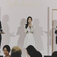 Saat acara Sulwhasoo di Singapura, Kamis (21/2/2109), Sulwhasoo pun tampak tidak mengenakan cincin kawin. Gosip perceraian itu pun semakin panas di sejumlah situs berita. Foto: dok. Instagram (@sulwhasoo.Indonesia)