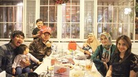 Bersama keluarga Aden Bajaj, acara makan malam sekaligus ngumpul-ngumpil jadi semakin meriah.Foto: Instagram @angelqulbiah