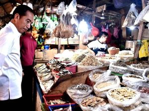 Jokowi Blusukan Ke Pasar Minggu dan Bintaro, Borong Ayam hingga Manggis