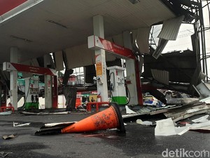 Detik-detik Atap SPBU Ambruk Disapu Puting Beliung di Sukabumi
