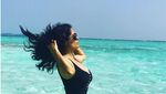Foto: Gaya Liburan Salma Hayek yang Tetap Cantik dan Seksi