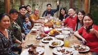Foto ini diambil ketika Berlin tengah makan bersama rekan-rekannya. Di sini terlihat juga ada artis Chelsea Olivia dan Glenn Alinskie. Foto: Instagram