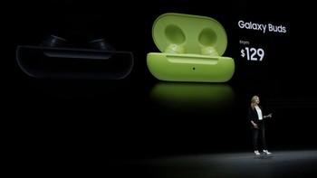Selain smartphone, vendor asal Korea Selatan itu memperkenalkan Galaxy Buds yang disebut-sebut menantang Apple Airpods. Foto: Getty Images