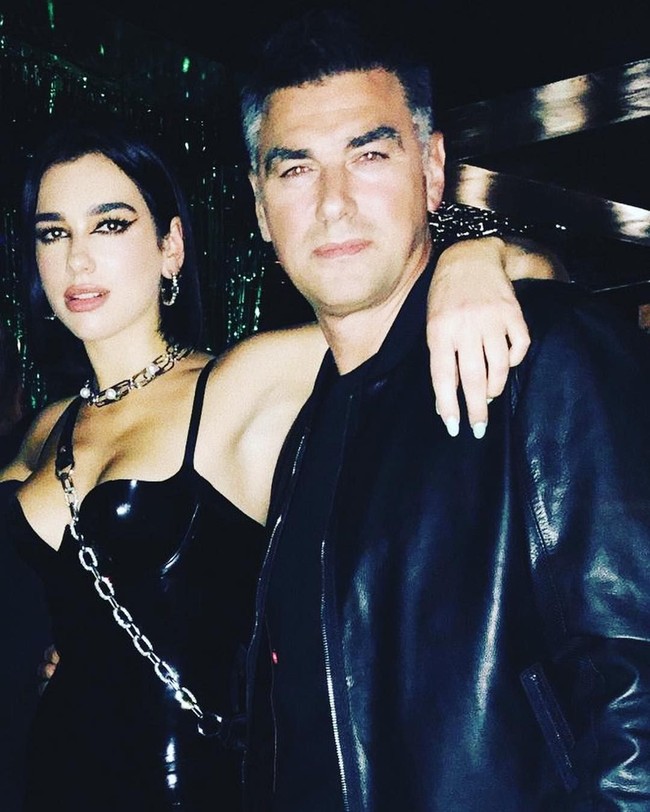 Sebagai pecinta musik, Dukagjin sangat mendukung karier anaknya. Ia jarang absen di konser Dua Lipa. Foto: Instagram/@dukagjinlipa