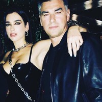 Sebagai pecinta musik, Dukagjin sangat mendukung karier anaknya. Ia jarang absen di konser Dua Lipa. Foto: Instagram/@dukagjinlipa