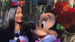 Foto: Gaya Liburan Salma Hayek yang Tetap Cantik dan Seksi
