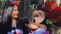 Bahkan selebriti pun senang liburan ke Disneyland. Ini gaya cantik Salma Hayek di Disneyland Paris (salmahayek/Instagram)