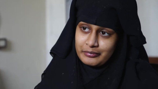 Setelah mengetahui bahwa ISIS adalah aliran sesat dan menyesali keputusan bergabung dengan mereka, kini Shamima Begum memohon maaf pada warga Inggris atas kesalahannya. Wanita yang mengaku pernah menjahit rompi untuk bom bunuh diri itu meminta agar bisa diterima kembali di sana. Ia juga menawarkan diri menjadi aset pemerintah untuk bantuan memerangi terorisme. Foto: BBC World