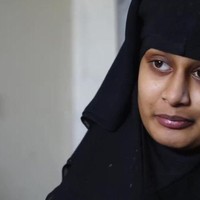 Setelah mengetahui bahwa ISIS adalah aliran sesat dan menyesali keputusan bergabung dengan mereka, kini Shamima Begum memohon maaf pada warga Inggris atas kesalahannya. Wanita yang mengaku pernah menjahit rompi untuk bom bunuh diri itu meminta agar bisa diterima kembali di sana. Ia juga menawarkan diri menjadi aset pemerintah untuk bantuan memerangi terorisme. Foto: BBC World