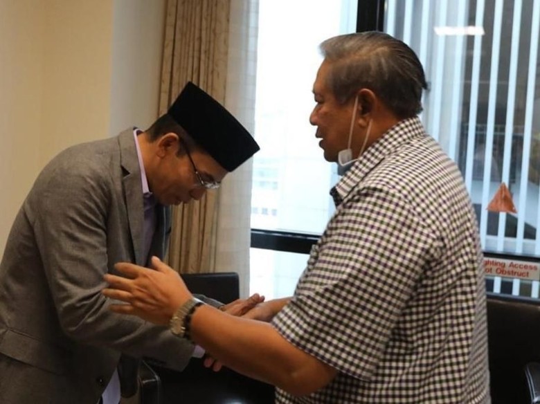 TGB Jenguk Ani Yudhoyono dan Salami SBY di Singapura TGB Jenguk Ani Yudhoyono dan Salami SBY di Singapura