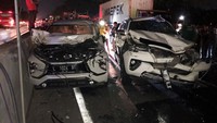 Tabrakan beruntun mengakibatkan bagian kap mobil Mitsubishi Expander bernopol L 1024 BT dan Fortuner beropol W 3 LI penyok. Istimewa/Kanit PJR Tol Jatim II.