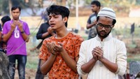 Warga berdoa di pemakaman. REUTERS/Mohammad Ponir Hossain.