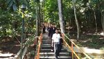 Foto: Menjelajahi Gunung Tidar dan Peziarah Makam Tua
