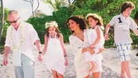 Salma Hayek juga sering liburan bersama keluarganya (salmahayek/Instagram)
