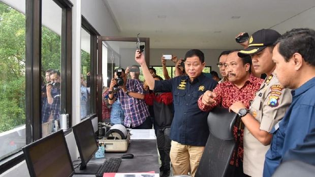 Jonan Resmikan Renovasi Pos Pengamatan Ijen