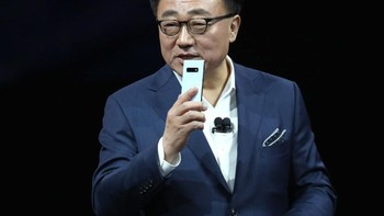 DJ Koh menggenggam Galaxy S10. Foto: Getty Images
