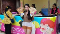 Annie juga suka kulineran, lihat saja gayanya saat memegang dua buah crepes berukuran besar. Duh makannya banyak ya! Foto: Instagram
