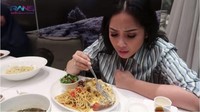 Istri Raffi Ahmad, Nagita Slavina juga doyan makan spaghetti. Lewat vlognya, ia memilih spaghetti dengan dengan semangkuk salad. Foto: Rans Entertaiment  