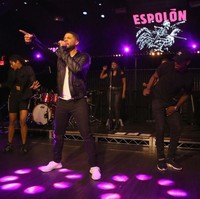 Dalam jumpa pers, pihak kepolisian juga menyebutkan Jussie membayar para pria yang dimintanya berpura-pura memukulinya itu sebesar US$ 3.500. Aktor yang pernah berduet dengan Mariah Carey itu juga memberikan uang US$ 100 pada dua pria tersebut untuk membeli tali, masker ski, sarung tangan dan topi baseball yang digunakan mereka saat melakukan penyerangan terhadap dirinya. Foto: Getty Images