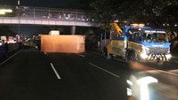 Kecelakaan beruntun berawal saat truk trailer melaju di lajur kiri. Tiba-tiba kendaraan Nissan Evalia  W 1060 NZ dari bahu jalan menyalip dengan cara memotong sehingga mengenai kiri depan truk trailer. Truk trailer yang tersenggol lansung banting setir ke kanan dan terguling mengenai tiga kendaraan di belakangnya. Istimewa/Kanit PJR Tol Jatim II.